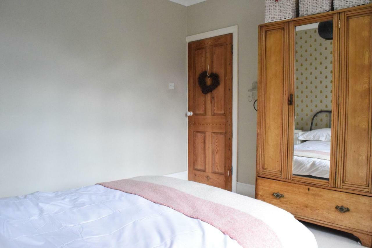 3 Bedroom Family House With A Superb Kitchen And Garden London Exterior photo